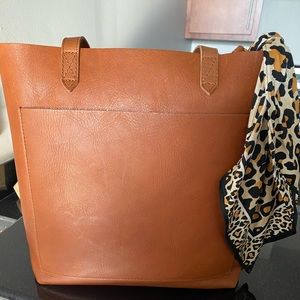 Madewell medium transport tote in English Saddle.